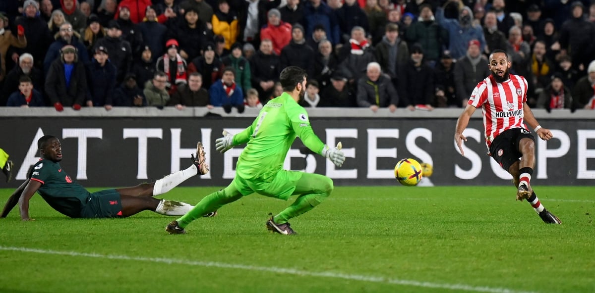 AKSI Mbeumo menjaringkan gol ketiga Brentford.  FOTO Reuters