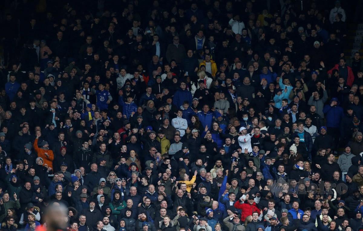 PENONTON memberi tepukan solidariti ketika Chelsea bertemu West Ham. FOTO AFP