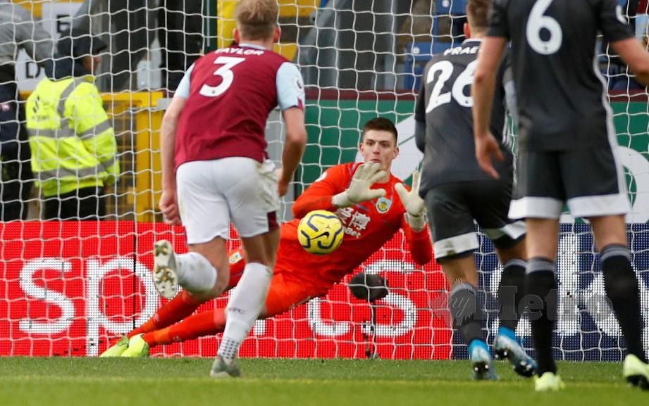 POPE menyelamatkan sepakan penalti Vardy ketika membantu Burnley mengalahkan Leicester 2-1 di Turf Moor. FOTO Reuters