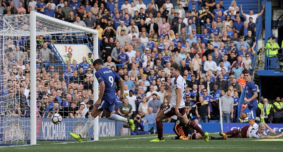 MORATA (kiri) jaring gol pertama Chelsea.   