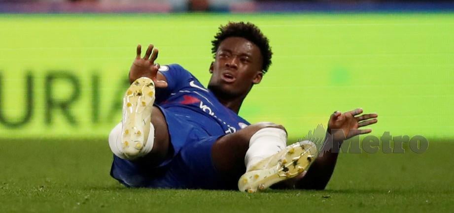 HUDSON-Odoi mengerang kesakitan selepas mengalami kecederaan di Stamford Bridge. - FOTO Reuters 