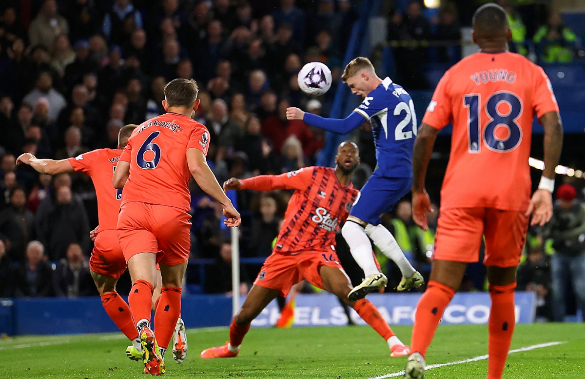 PALMER (dua dari kanan) menanduk masuk gol kedua peribadi dan Chelsea ketika membelasah Everton 6-0, awal pagi tadi. FOTO REUTERS 
