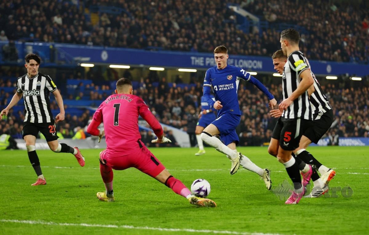 Pemain Chelsea Cole Palmer cuba melepasi pertahanan lawan pada aksi menentang Newcastle di Stamford Bridge.