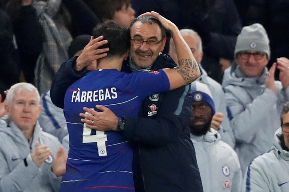 PEMAIN tengah veteran Chelsea, Cesc Fabregas (kiri) memeluk Maurizio Sarri. FOTO Reuters