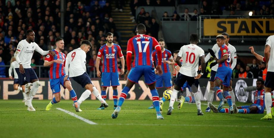 AKSI Firmino menjaringkan gol kedua Liverpool di  Selhurst Park, London. - Reuters