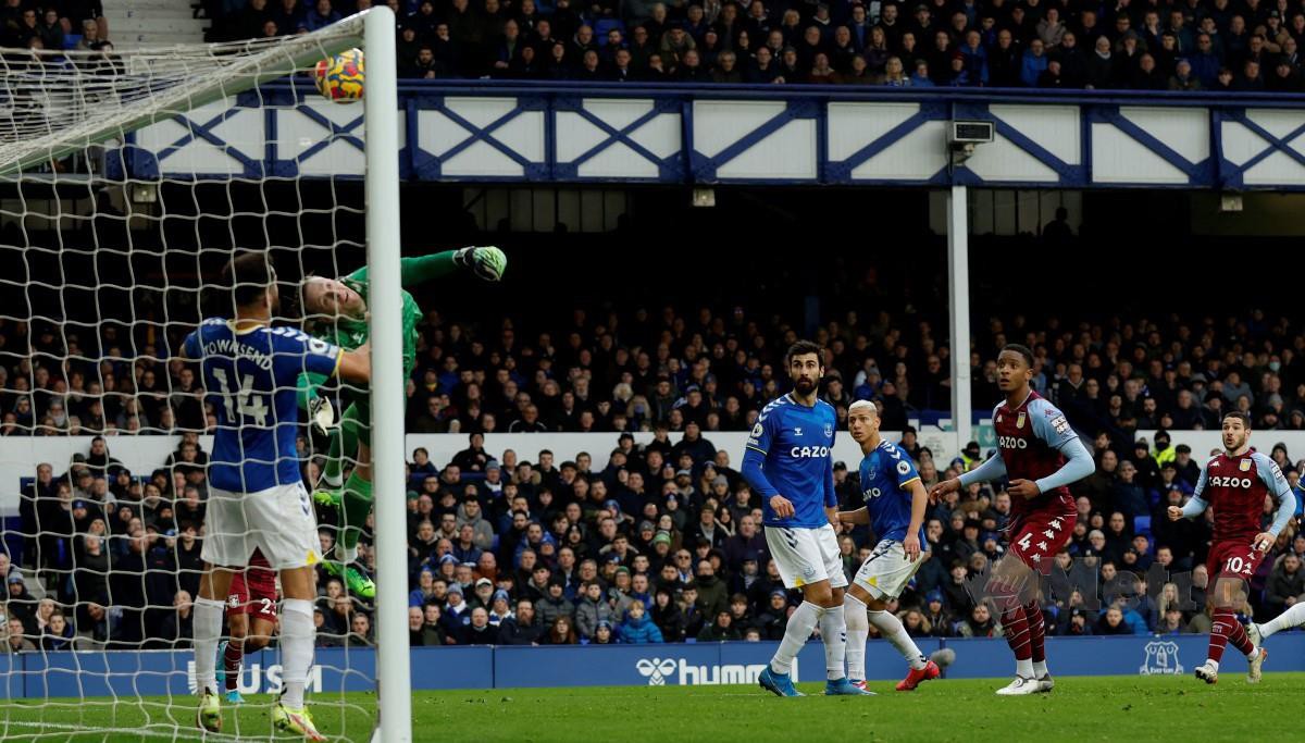 BUENDIA (kanan) menyaksikan bola tandukannya menerjah gawang Everton. FOTO Reuters