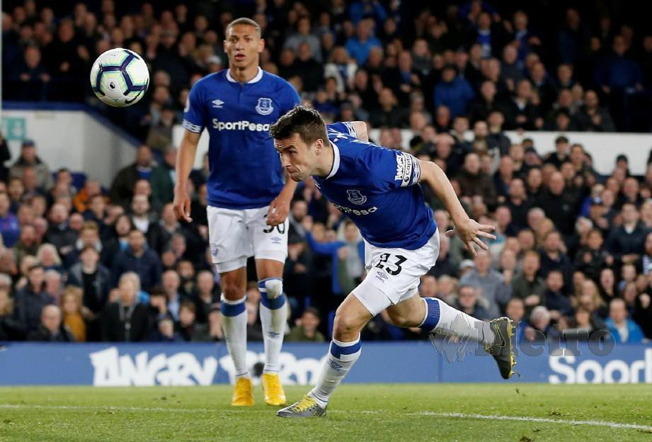 SEAMUS Coleman menggandakan jaringan Everton dua minit kemudian, apabila menanduk masuk bola sebaik Tom Heaton hanya mampu menepis hantaran Lucas Digne. FOTO Reuters