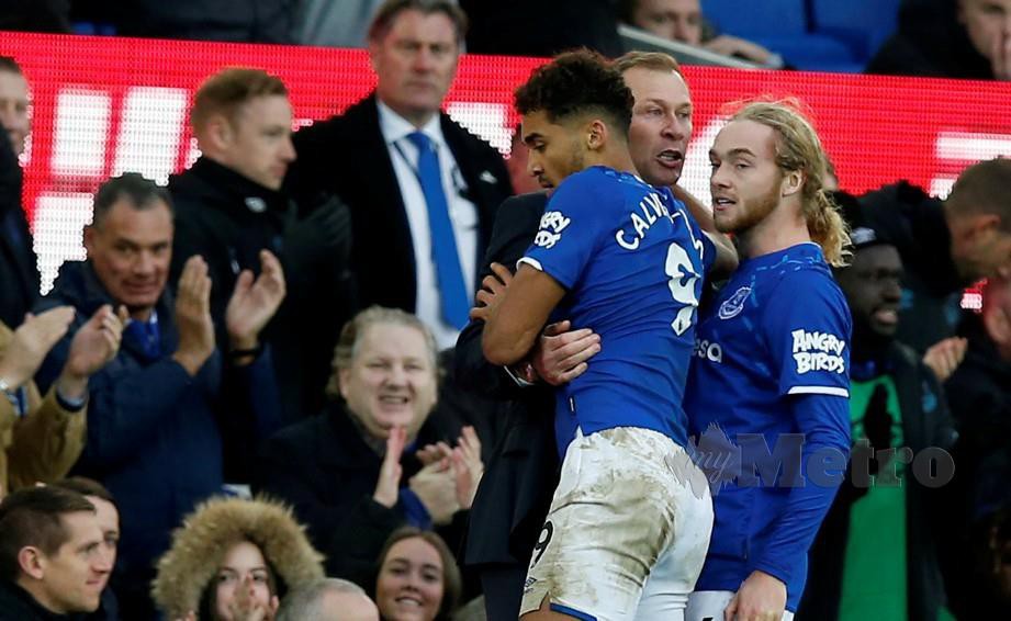 Ferguson (dua kanan) meraikan kejayaan pasukan bersama pemainnya ketika Everton menewaskan Chelsea, hari ini. FOTO Reuters