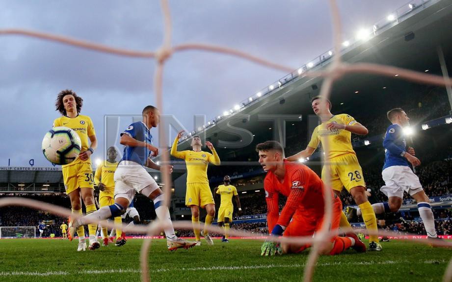 SIGURDSSON meraikan jaringan kedua Everton bersama  Richarlison (kiri) manakala pemain Chelsea diselubungi kekecewaan di Goodison Park. - FOTO Reuters 