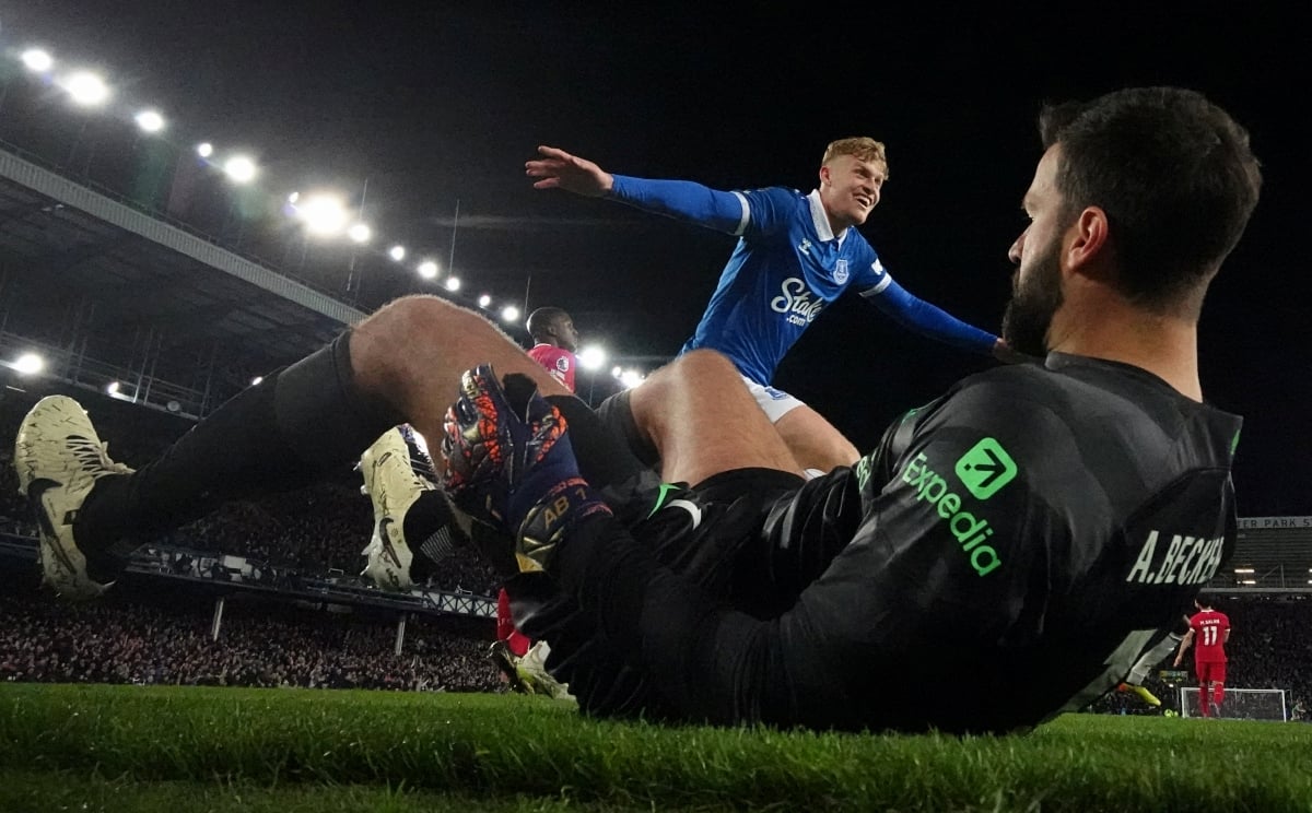 BRANTHWAITE meraikan jaringan Calvert-Lewin yang menanduk masuk gol kedua Everton.  FOTO Reuters