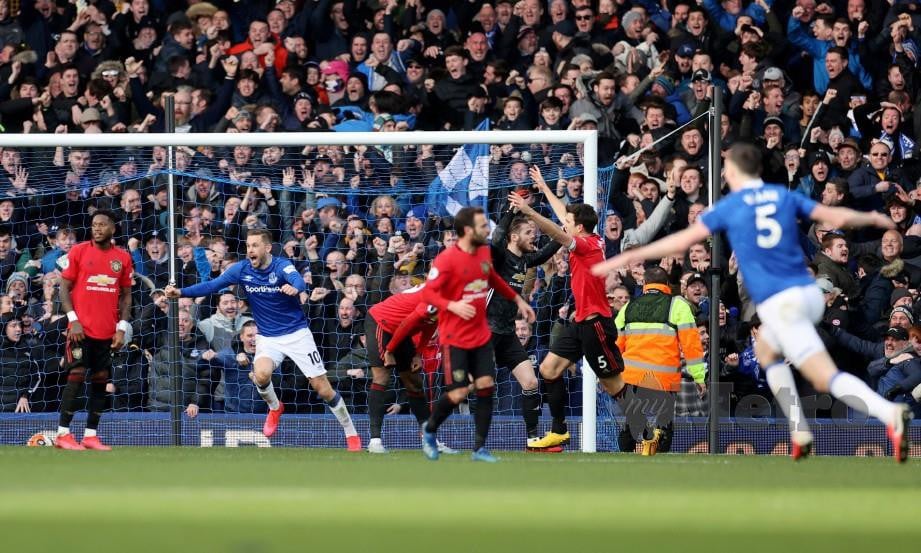 SIGURDSSON (dua kiri) meraikan gol dijaringkan rakan sepasukan, Calvert-Lewin sebelum ia dibatalkan oleh pengadil. FOTO Reuters