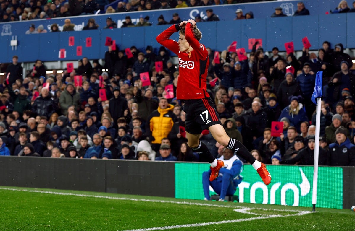GARNACHO meraikkan kejayaan menjaringkan gol gaya Cristiano Ronaldo. -FOTO Reuters 