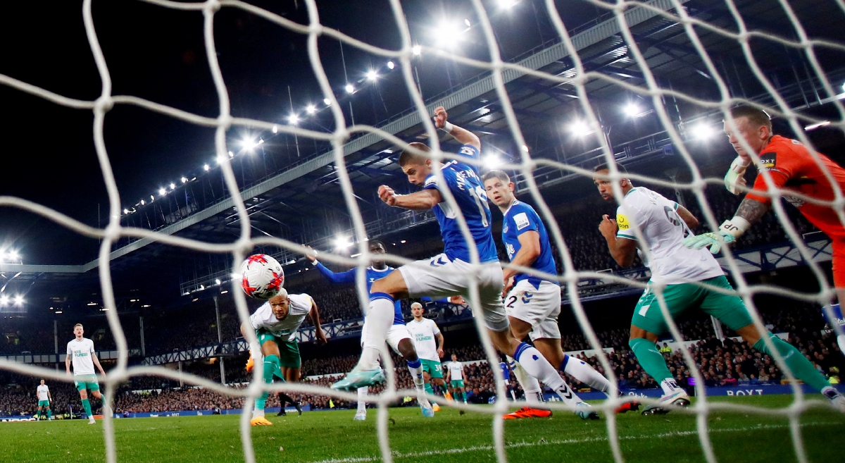 JOELINTON menjaringkan gol kedua Newcastle di  Goodison Park. FOTO Reuters
