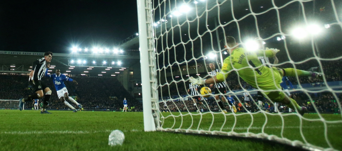 AKSI Doucoure menjaringkan gol kedua Everton. FOTO Reuters