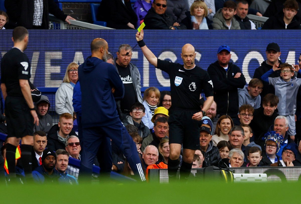 PENOLONG pengurus Forest  Rui Pedro Silva dilayang kad kuning ketika menentang Everton. FOTO Reuters