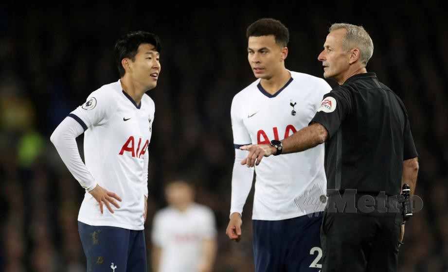 Pemain Tottenham Hotspur, Son Heung-min (kiri) dilayangkan kad merah sementara Dele Alli (tengah) merayu kepada pengadil perlawanan. FOTO Reuters