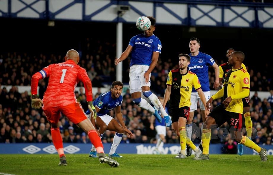 HOLGATE menjaringan gol pertama Everton menerusi tandukan. - FOTO Reuters 