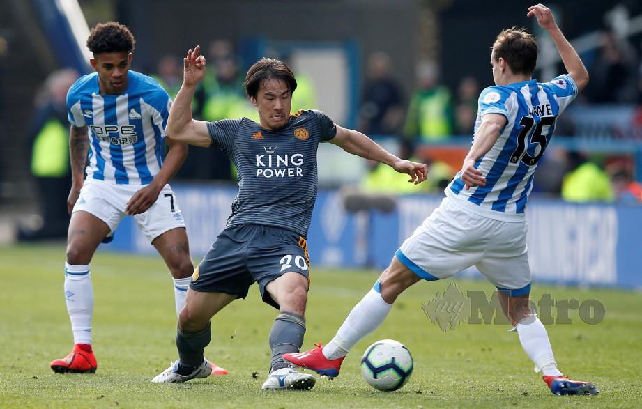 Pemain Huddersfield, Chris Lowe dan Juninho Bacuna menghalang pemain Leicester City, Shinji Okazaki (tengah) dalam aksi Liga Perdana. FOTO Reuters.