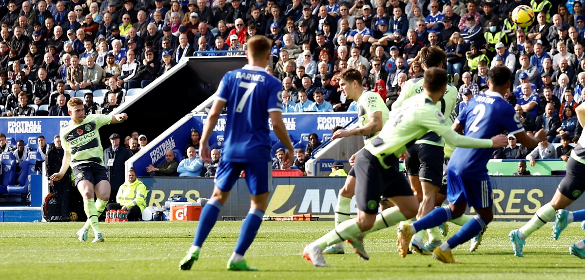 AKSI De Bruyne mengambil sepakan  percuma yang menembusi gawang  Leicester City. FOTO Reuters 