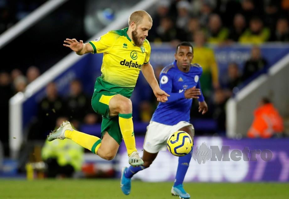 Penyerang Norwich City, Teemu Pukki (kiri) turut menjaringkan gol ketika berdepan Leicester. FOTO Reuters