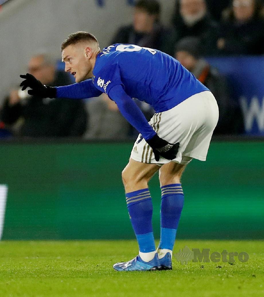 VARDY menahan kesakitan selepas mengalami kecederaan ketika Leicester menentang West Ham. FOTO Reuters