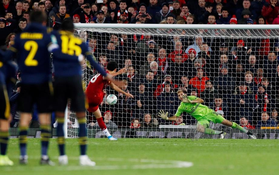 AKSI Jones menjaringkan penalti kemenangan Liverpool. - FOTO Reuters 