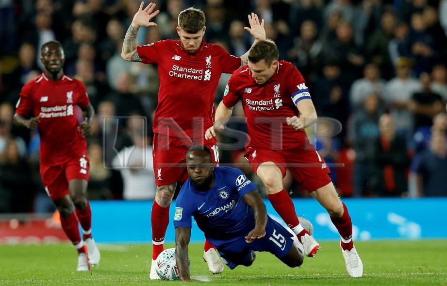AKSI pemain Liverpool ketika menentang Chelsea dalam perlawanan Piala Carabao di Stadium Anfield. FOTO Reuters
