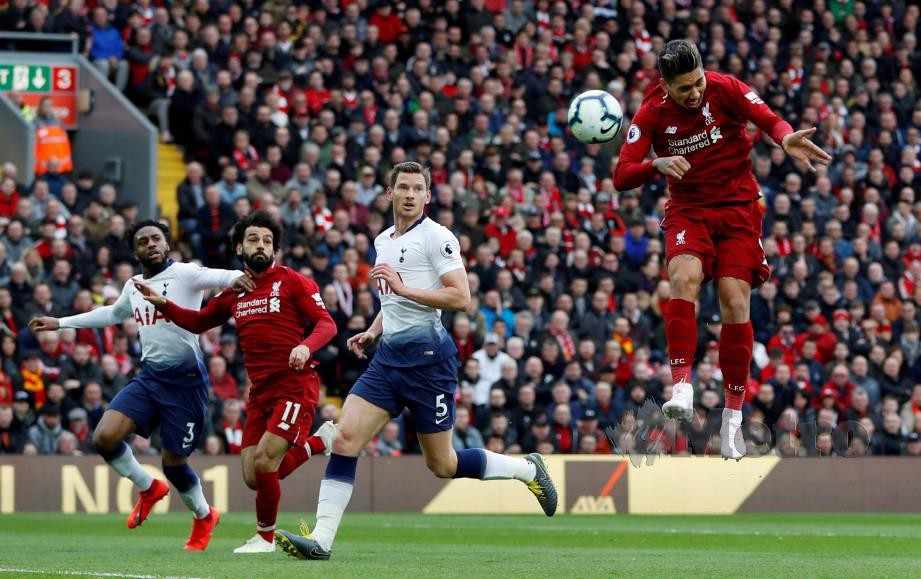 Penyerang Liverpool, Roberto Firmino menjaringkan gol pertama menentang Tottenham dalam aksi Liga Perdana, malam tadi. FOTO Reuters.