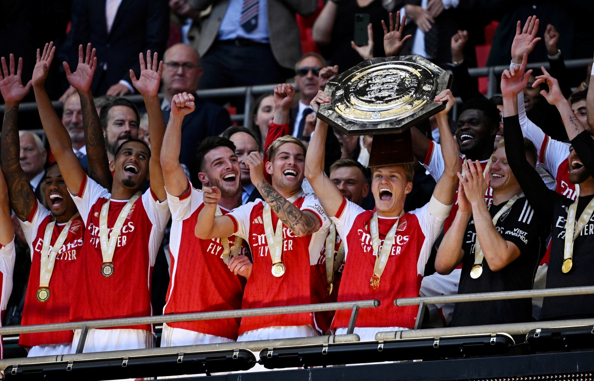 PEMAIN Arsenal  Martin Odegaard menjulang trofi Perisai Komuniti bersama rakan sepasukan. FOTO Reuters