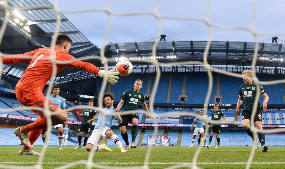 AKSI David Silva menjaringkan gol keempat City. FOTO   AFP