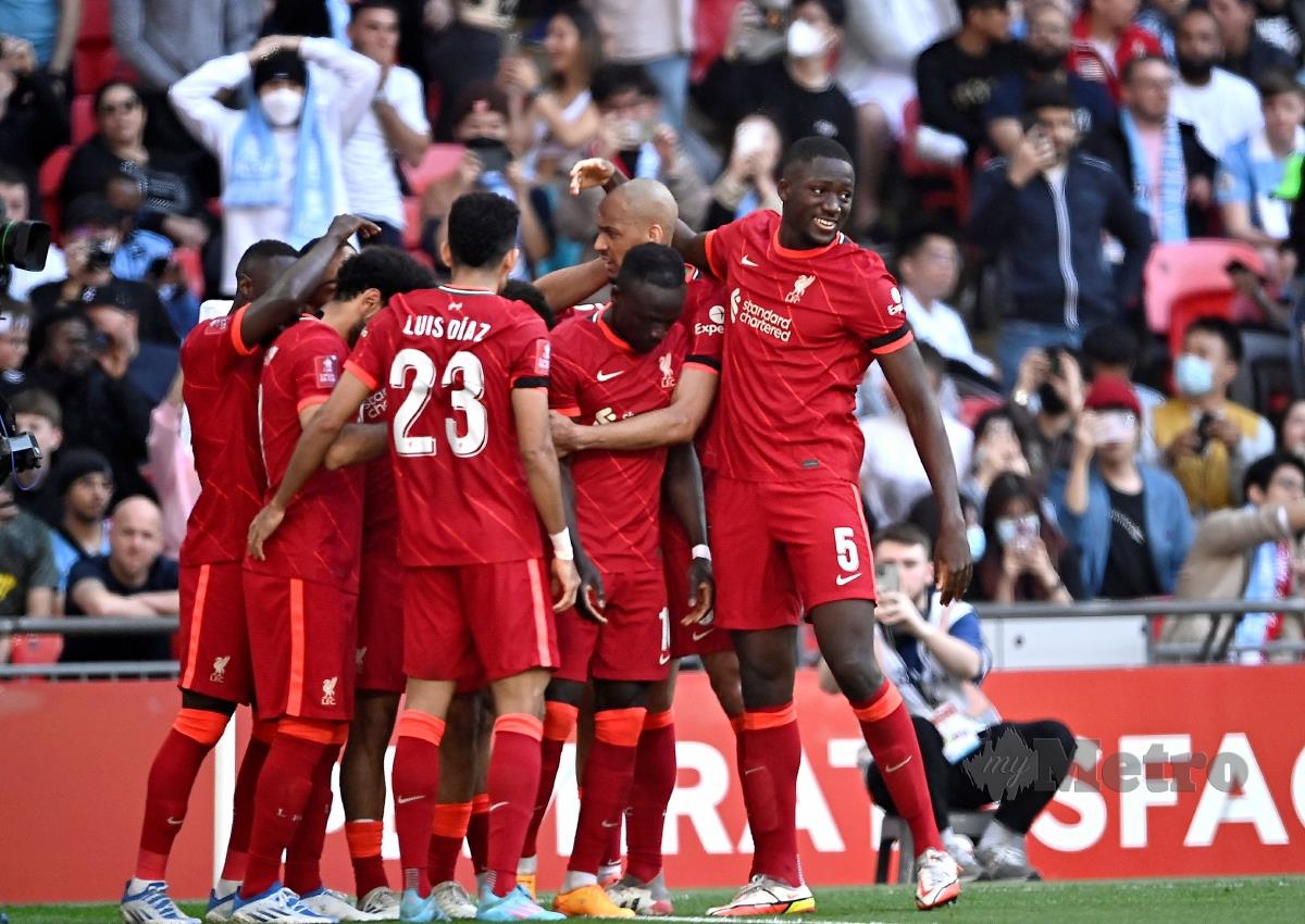 PEMAIN Liverpool, Sadio Mane (tiga dari kanan) dipeluk rakan sepasukan selepas menjaringkan gol ketiga. FOTO REUTERS