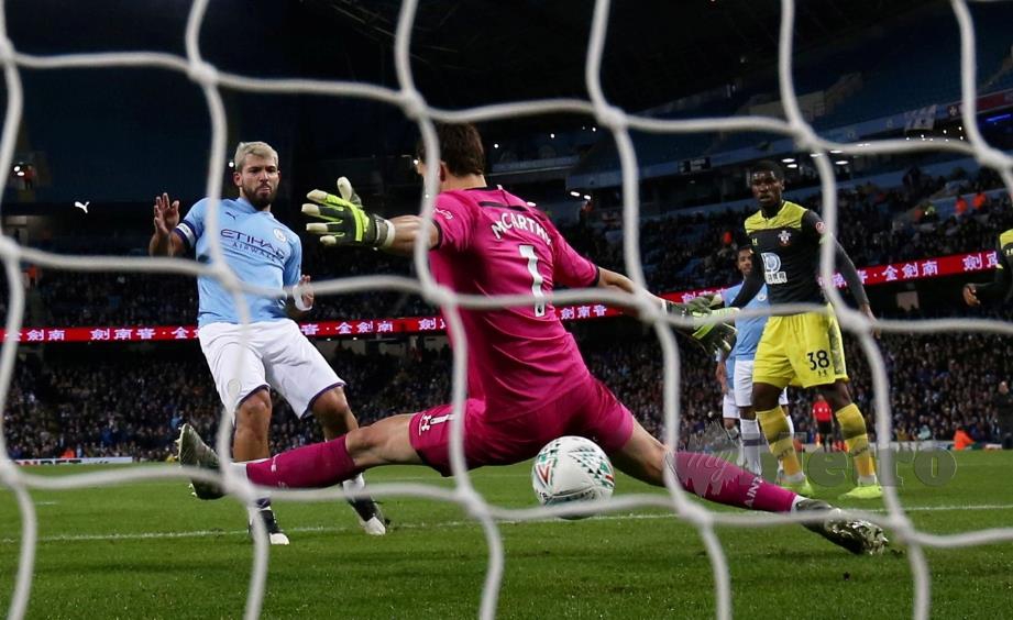 AKSI Aguero menjaringkan gol ketiga City. - FOTO Reuters 