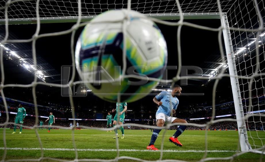  Pemain Manchester City, Raheem Sterling menjaringkan hatrik pada perlawanan Liga Perdana Inggeris menentang Watford di Stadium Etihad, pagi ini. FOTO Reuters. 