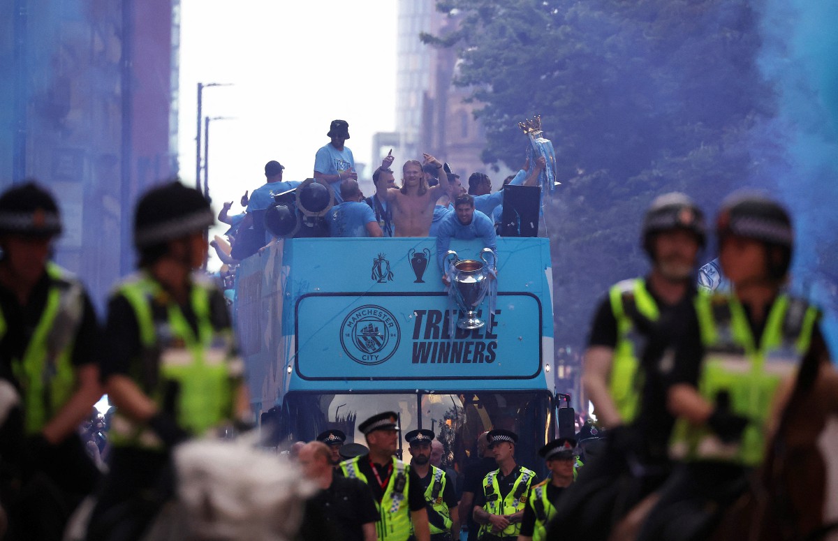 BAS yang membawa barisan pemain City di Manchester. -FOTO Reuters