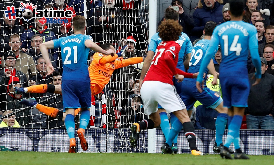 FELLAINI (tengah) jaring gol kemenangan United. FOTO/AFP 