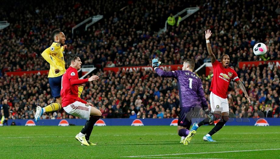 AKSI Aubameyang menjaringkan gol penyamaan Arsenal di Old Trafford. - Reuters 