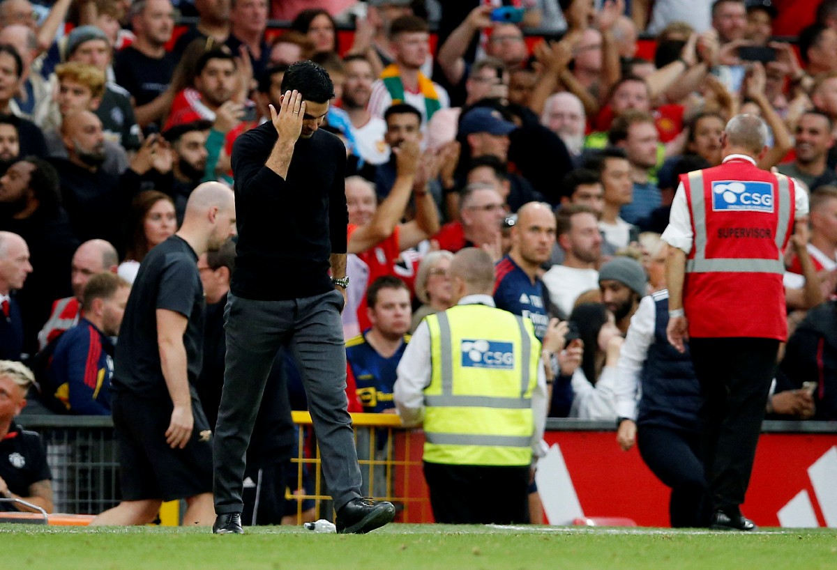 ARTETA tampak kecewa selepas Arsenal gagal meneruskan rentak kemenangan. -FOTO Reuters