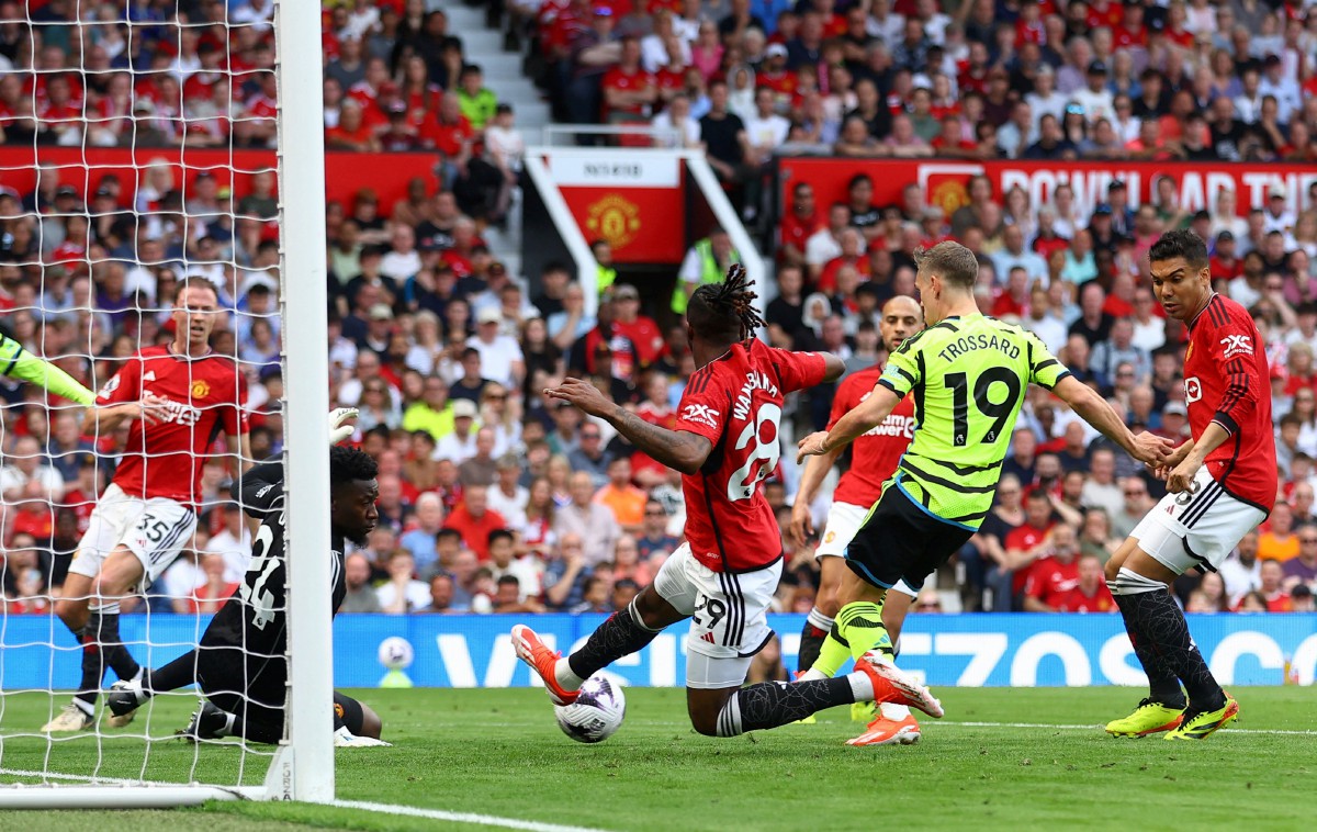 TROSSARD ledak gol tunggal perlawanan untuk membolehkan Arsenal menang 1-0 mengatasi United. -FOTO Reuters 