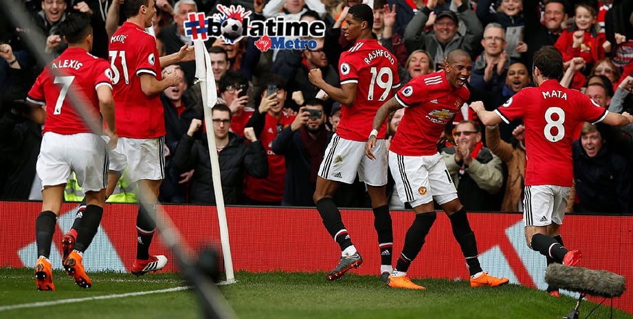 RASHFORD (tengah) ledak dua gol untuk menceriakan penyokong United. FOTO/AFP    
