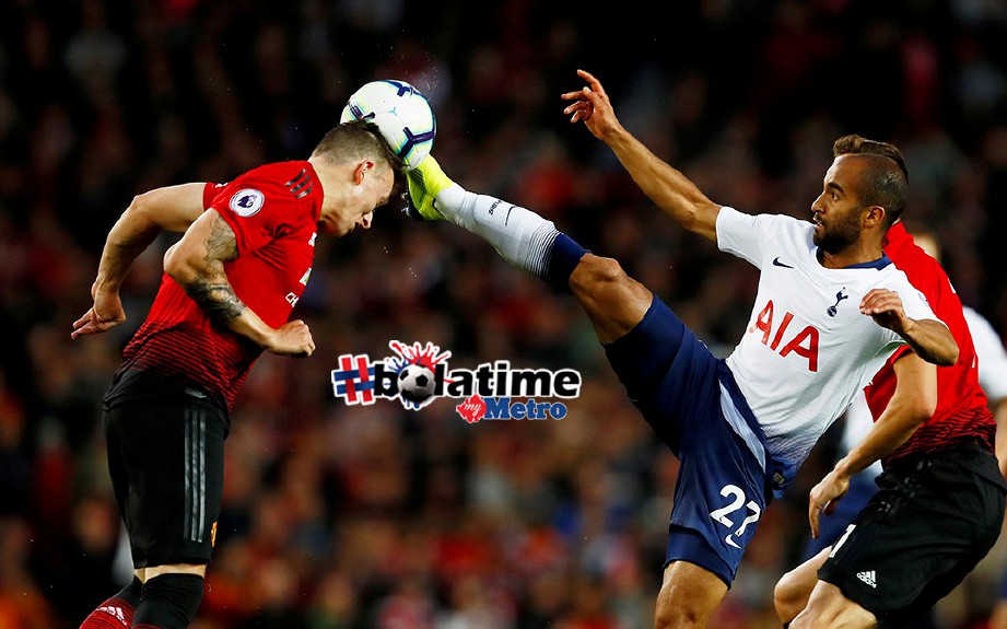 PEMAIN Tottenham Lucas Moura (kanan) merampas bola daripada tandukan pemain Manchester United Phil Jones. FOTO/AFP 