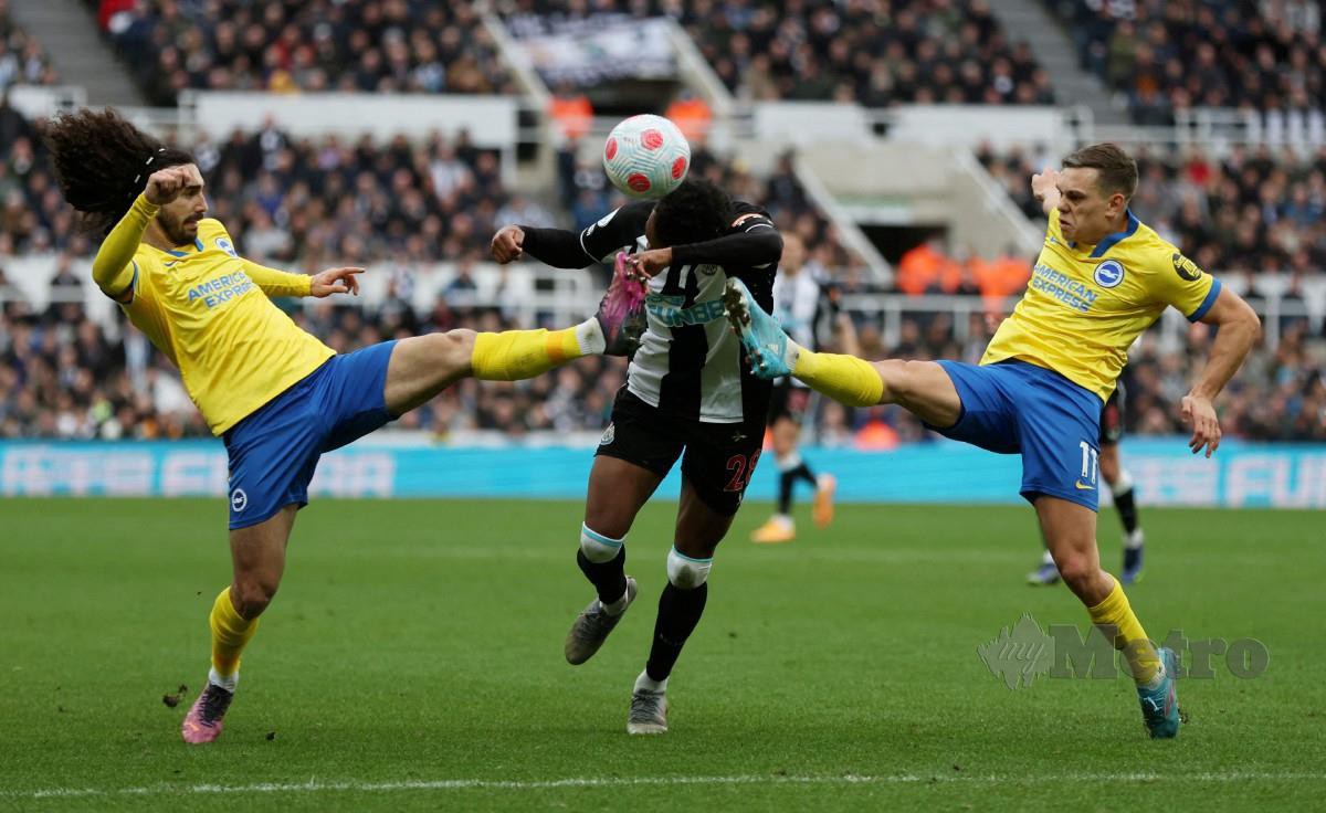 AKSI perlawanan Newcastle menentang Brighton. FOTO Reuters 