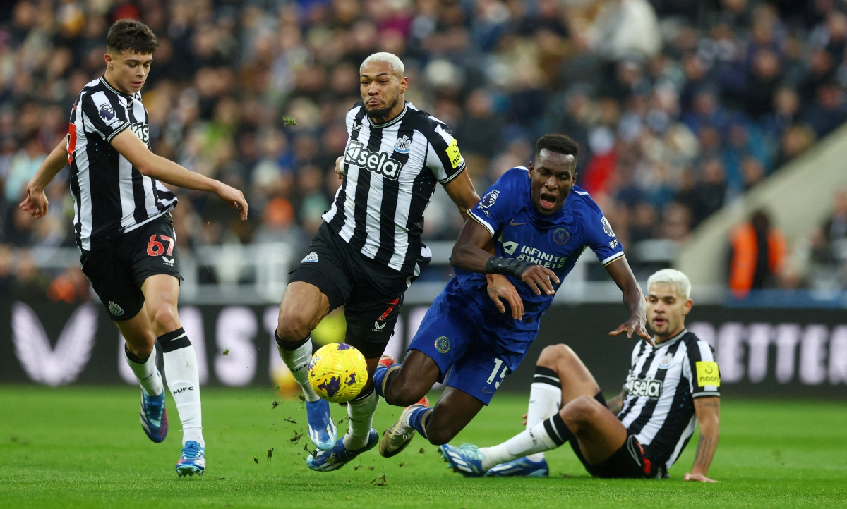 PEMAIN Chelsea  Nicolas Jackson terjatuh selepas diasak dua pemain Newcastle. FOTO Reuters