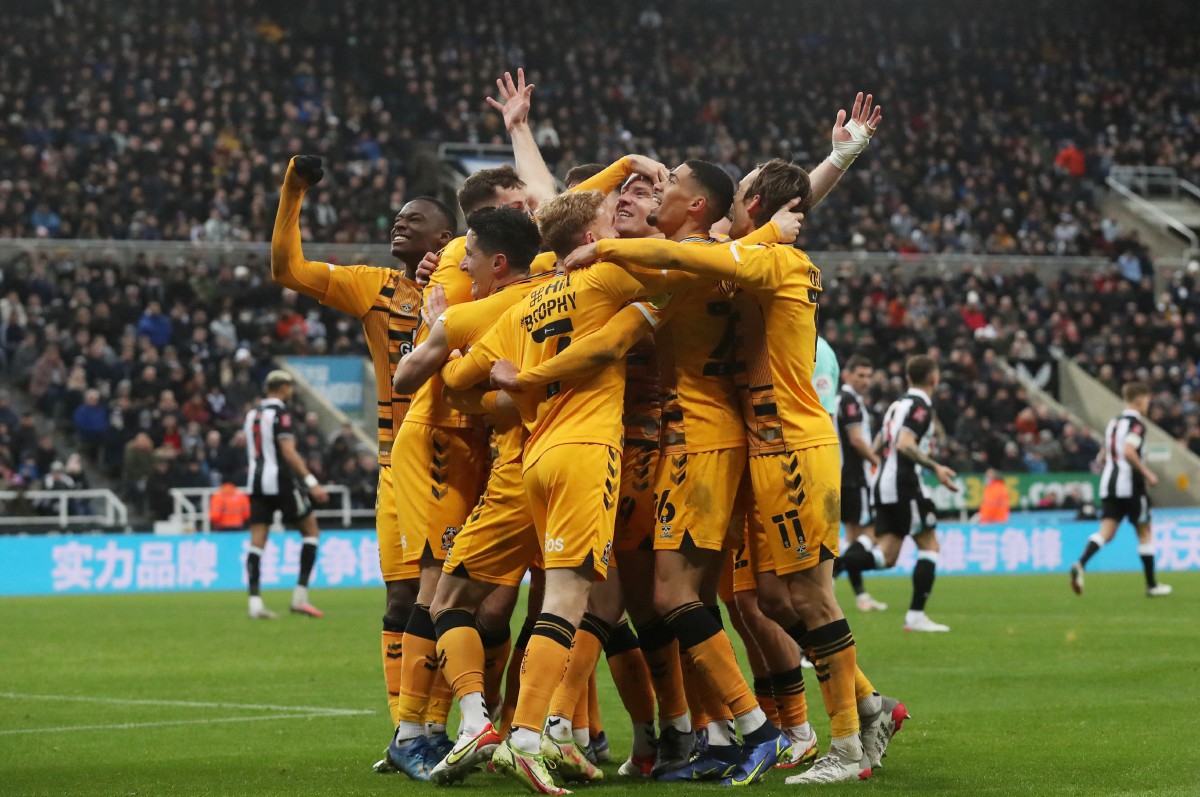 Pemain Cambridge United meraikan jaringan berdepan Newcastle pada saingan Piala FA. FOTO Reuters