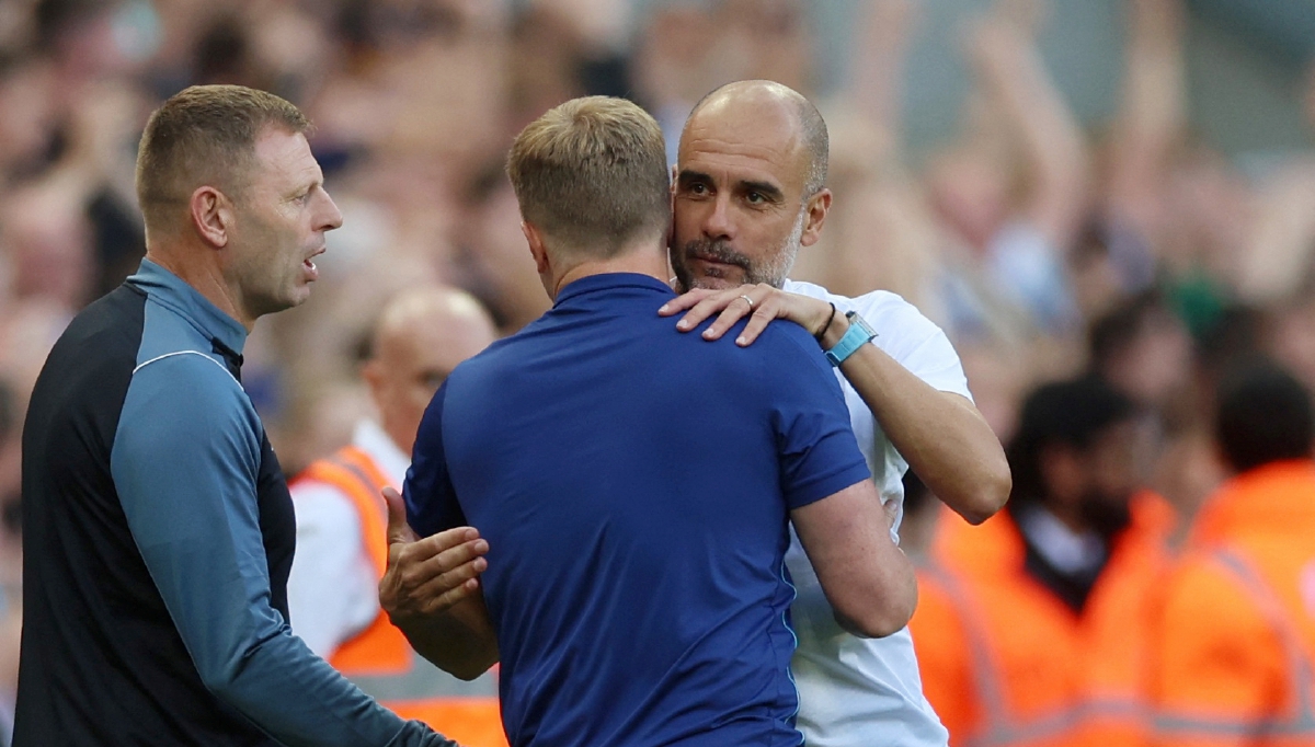 PENGURUS Manchester City,  Pep Guardiola (kanan) memeluk rakan sejawatnya di Newcastle United, Eddie Howe selepas perlawanan berkesudahan seri 3-3. FOTO Reuters 