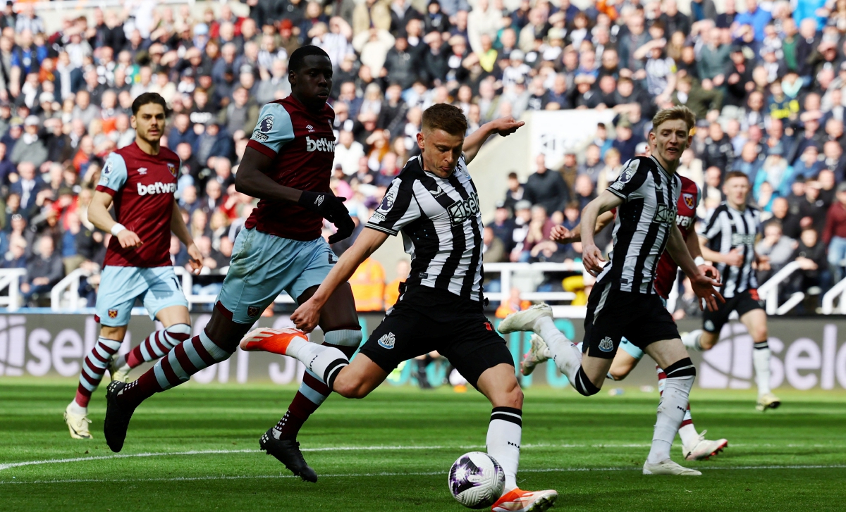 BARNES (dua dari kanan) menjaringkan gol ketiga Newcastle sebelum menang 4-3 ke atas West Ham. FOTO REUTERS 