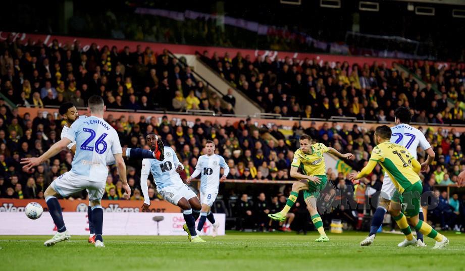 Pemain Norwich City, Marco Stiepermann menjaringkan gol menentang Blackburn Rovers. FOTO Reuters.