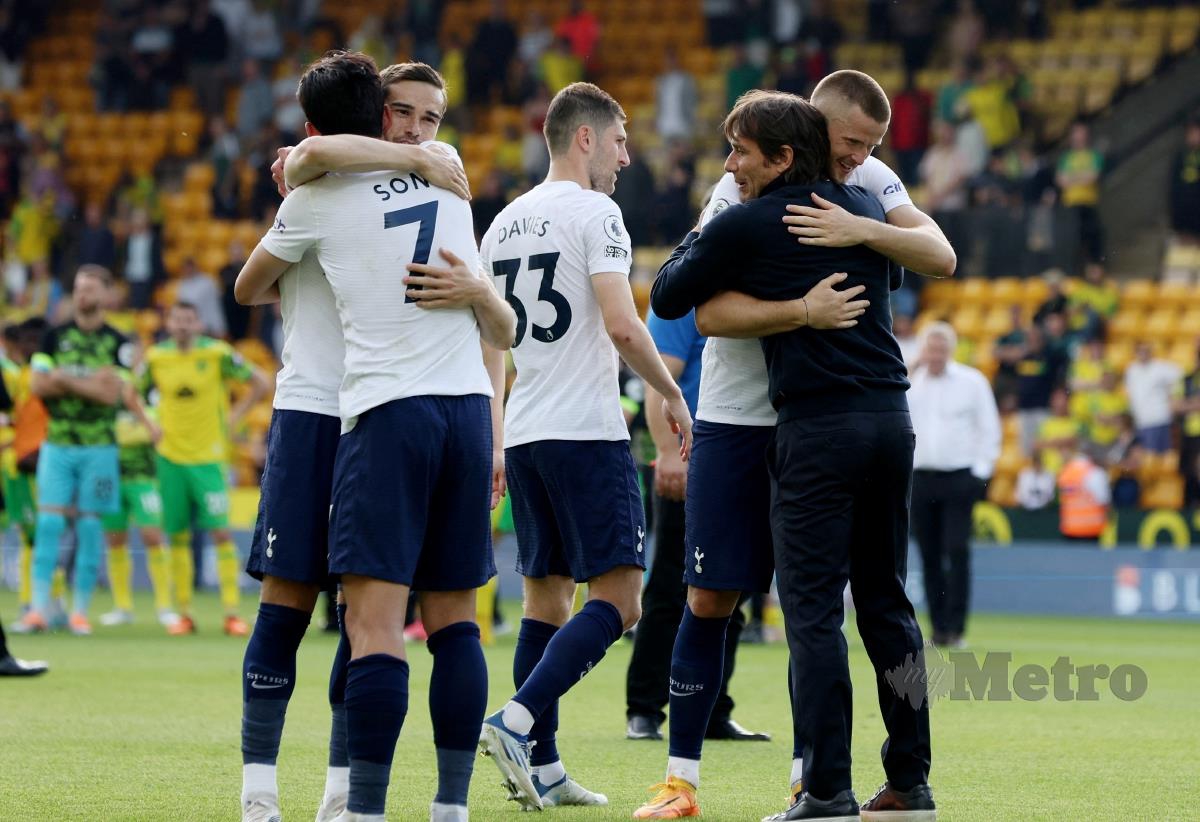 PENGURUS Tottenham Hotspur, Antonio Conte (kanan) memeluk pemainnya selepas membelasah Norwich 5-0. FOTO REUTERS
