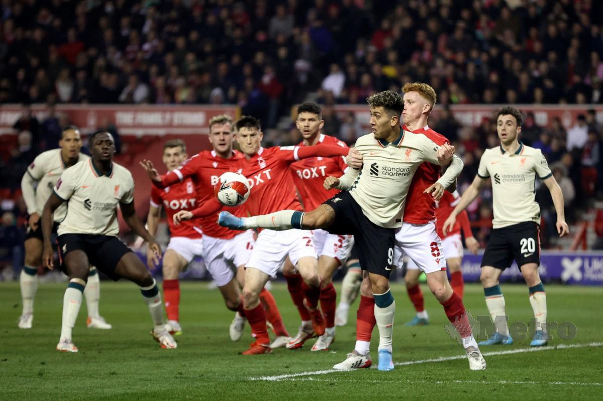 PERTEMBUNGAN antara Liverpool menentang Nottingham Forest di suku akhir Piala FA. -FOTO Reuters 