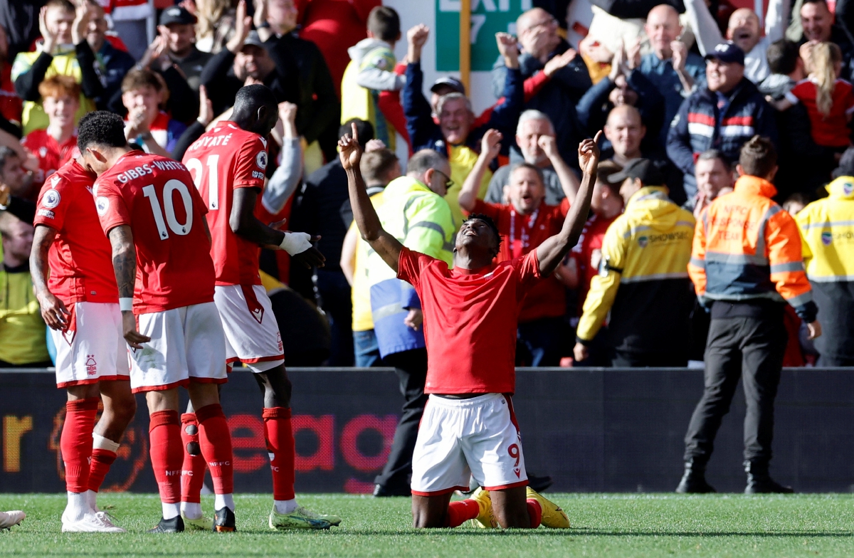 AWONIYI (kanan) meraikan jaringan yang membantu Nottingham Forest menewaskan Liverpool 1-0. FOTO Reuters 
