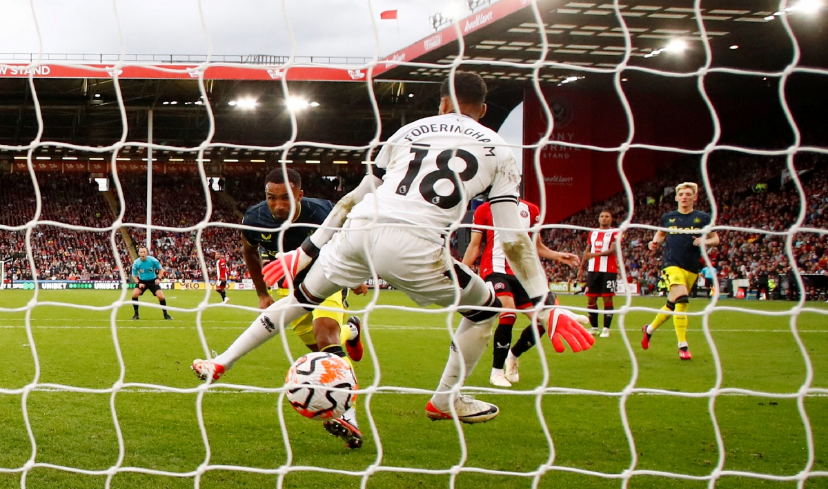 AKSI Callum Wilson menjaringkan gol keempat Newcastle.  FOTO Reuters